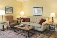 Charming Cottage with Outdoor Living - Cozy Retreat Near Beach