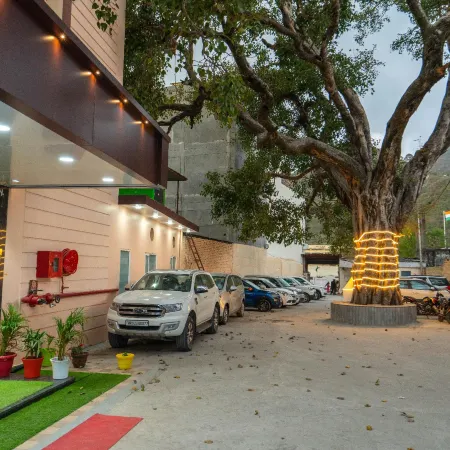 Hotel the Vaishvik Banganga Road