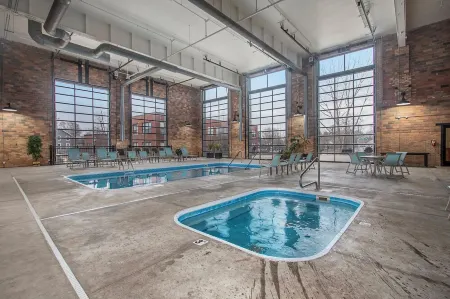 Charming 3 BR condo with WiFi/AC, pool/hot tub/movie theater in fab South Haven