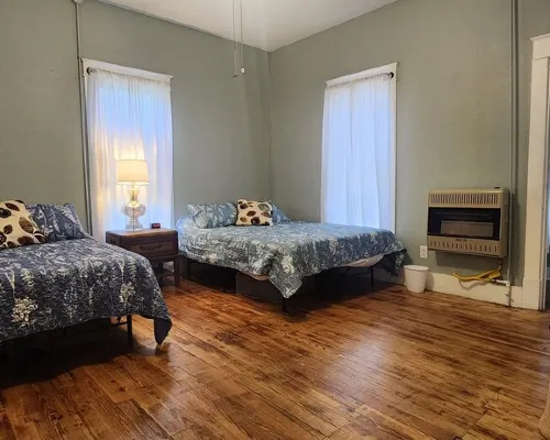 Historic Downtown Craftsman, 3br/2ba with a yard Hotels in Clarksville