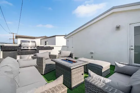 Private Rooftop Steps to the Beach Chic Design Seaside Style by AvantStay Отели рядом с достопримечательностью «Newport Beach Pier»