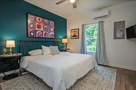 Peacock Cottage/3 blks to downtown Nac/King Bed/WiFi/Covered Parking