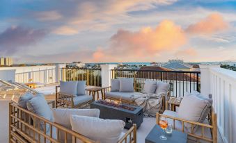Rendezvous by AvantStay Modern Haven w Game Room Roof Top Hot Tub Pool Close to Beach