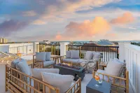 Rendezvous by AvantStay Modern Haven w Game Room Roof Top Hot Tub Pool Close to Beach