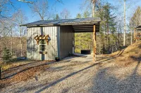 The Painted Peak - Fast WiFi, Dog-Friendly, Firepit, Mountain Getaway!