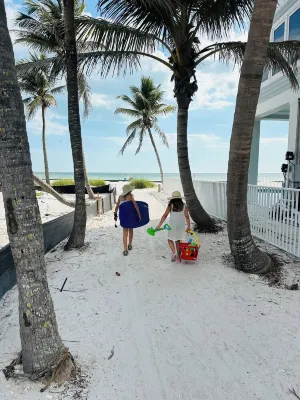 Sunshine, Sunsets and Sand - Just 3 minutes away! - Bungalows