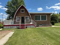 Beachy Keen 2 steps away from lake where rustic meets charm. Pet friendly.