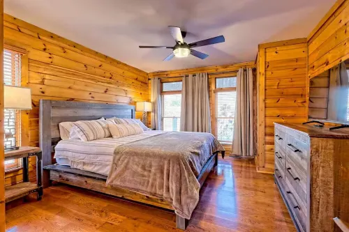 Cabin with Mountain & Lake Views, Fire Pit, WiFi, AC, EV Charger, Pond/Fountain