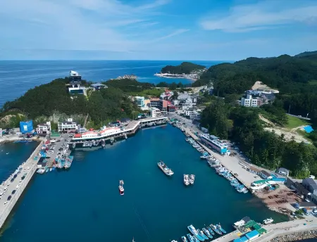 Samcheok Jangho Port Snorkel Beach Hotel Отели рядом с достопримечательностью «Jangho Port»