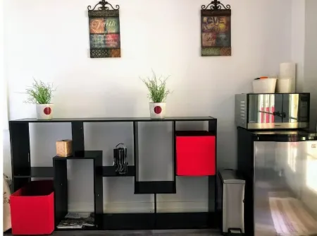 Private, Sanitized Loft, with Discounts Sleeps 2 Отели рядом с достопримечательностью «Академи Сентер оф Артс»