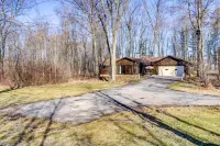 Pet-Friendly Youngstown Cottage w/ Yard - Hot Tub