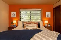 Lake Tahoe Beach Getaway- steps from the Lake! Cozy studio at Franciscan Lodge. Hoteles en Tahoe Vista