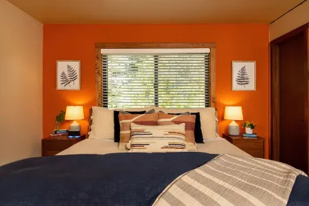Lake Tahoe Beach Getaway- steps from the Lake! Cozy studio at Franciscan Lodge. Отели в г. Тахо Виста