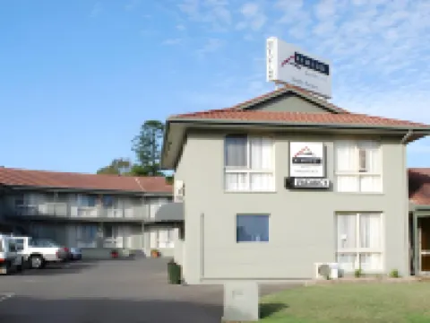 Eight Spence Hotels near Warrnambool Foreshore Promenade