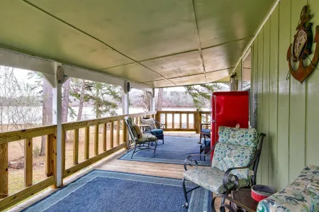 Spacious Lake House Retreat!