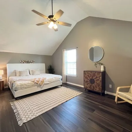 Charming 3-bedroom house with king bed  , pet friendly