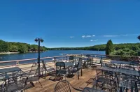 The Light Forest Chalet- minutes to beach, skiing and more!