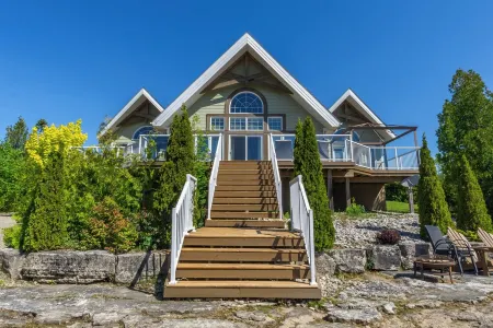 Amazing waterfront luxury home in millionaire area only minutes from town