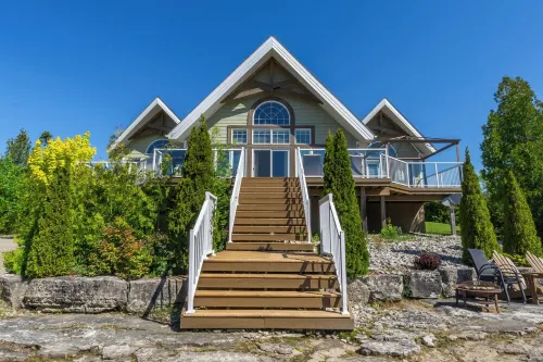 Amazing waterfront luxury home in millionaire area only minutes from town