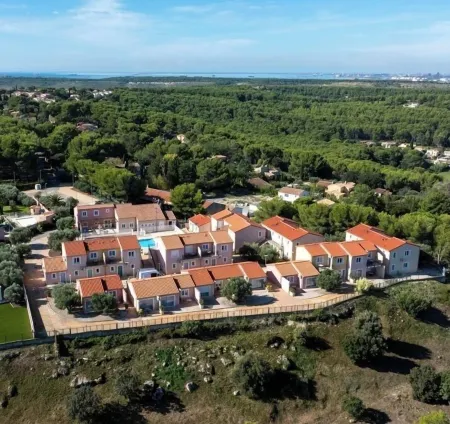 Appart'Hotel Résidence la Provence Отели в г. Сен-Митр-Ле-Рампар