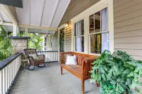 Entire Bungalow, Romantic, Comfy & Cozy! On-Site Parking, 2 Baths