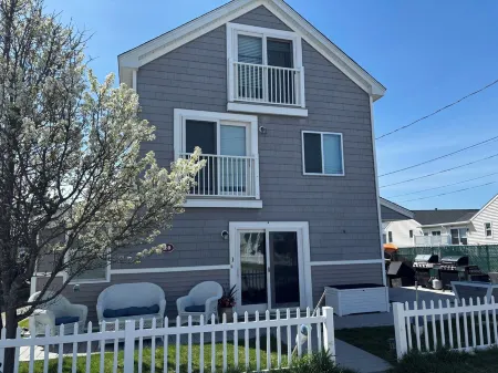 Charming 3 bedroom condo just steps from the ocean at Hampton Beach "The Wall"