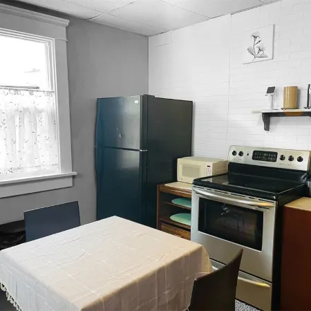 Spacious 4-bedroom house with AC, WiFi in  Mansfield Отели в г. Мансфилд