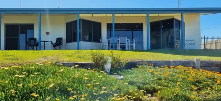 Peaceful 5 star Wallaroo getaway. Magnificent uninterrupted beach views. Sleep 8