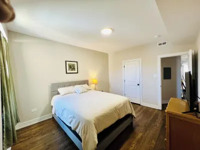 Beautiful, modern 3 bed 2 bath condo near Hyde Park, Obama Center and Lakefront 록펠러 기념 교회 주변 호텔