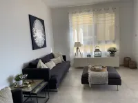 Spacious, modern apartment with ocean views - 10 mins to the beach! Tala 호텔