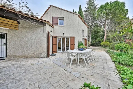 Villa Les Cerisiers : 70's decor, parking, Clim