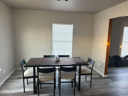 Charming 3-bedroom house with AC in Borger. Completely remodeled and updated Отели в г. Хатчинсон