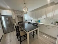 Charming 2-bedroom apartment with LAUNDRY & BACKYARD next to Manhattan!!