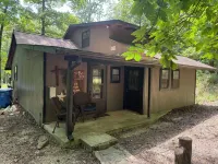 Rustic River Cabin- Located Near the Illinois River!
