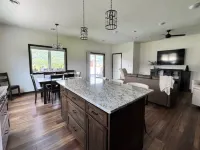 River Bluff Getaway – Main   1BR/1BA Modern Unit Near Mississippi River Hotels in Allamakee County
