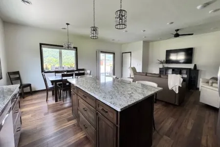 River Bluff Getaway – Main   1BR/1BA Modern Unit Near Mississippi River Отели в г. Харперс Ферри