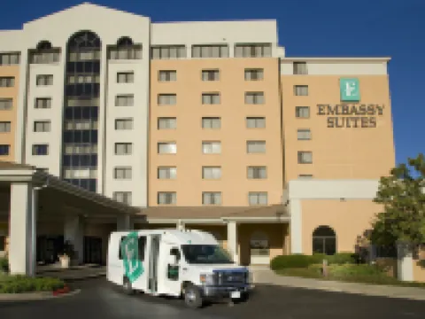 Embassy Suites by Hilton Kansas City International Airport Hotels near QuikTrip