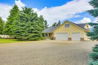 Moyie Springs Home w/ Views, Near Kootenai River! - parking