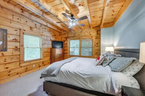 Cozy Retreat w/ Deck & Sapphire Resort Access!