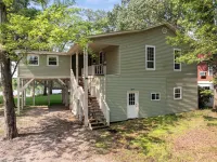 Charming 3-bedroom Tennessee River cabin with WiFi, AC & dock near Savannah, TN