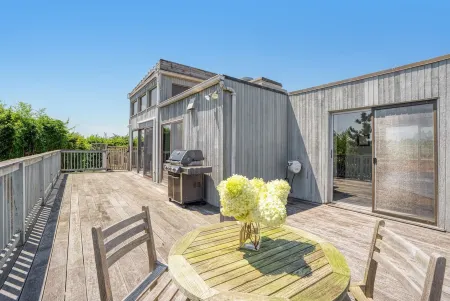 MCM Beach house in exclusive Amagansett dunes minutes from beach path