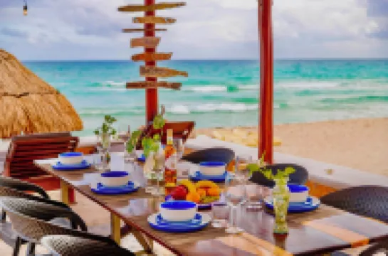 Beachfront 3 Bdrs. Sleeps 7, Staff on Site, Chef, Kayaks, Private Beach