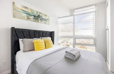 Toronto closer Budwiser walk Scotiabank arena 6mins with uber , Rogers Centre . Các khách sạn ở Old Town Toronto