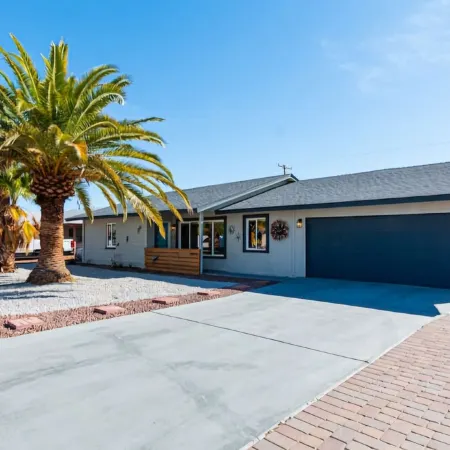 Peoria Paradise -Spacious 4 Bed w/ Heated Pool, Putting Green, Amazing Backyard!