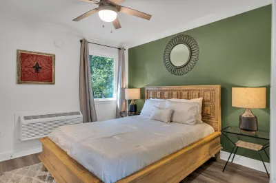 Charming Apt Close to the Garden District, Wi-Fi, Off-Street Parking, and More! Hotels in Central City