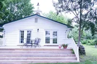 Harbor Hill Inn Cottage - Piano Suite فنادق في Pepin