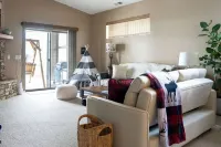 Elk on the Nine - Stay Near Route 66, Grand Canyon, Golf, and The Polar Express!