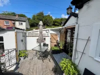 Overlooking the River Severn its path/cycle route with outside seating & dining.