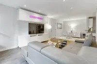 Beautiful Modern Condo by Ventura Blvd Hotels in Tarzana