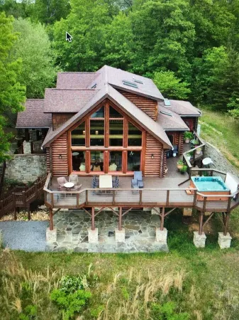 Mystic Pines log home in Shenandoah with hot tub and spectacular views!